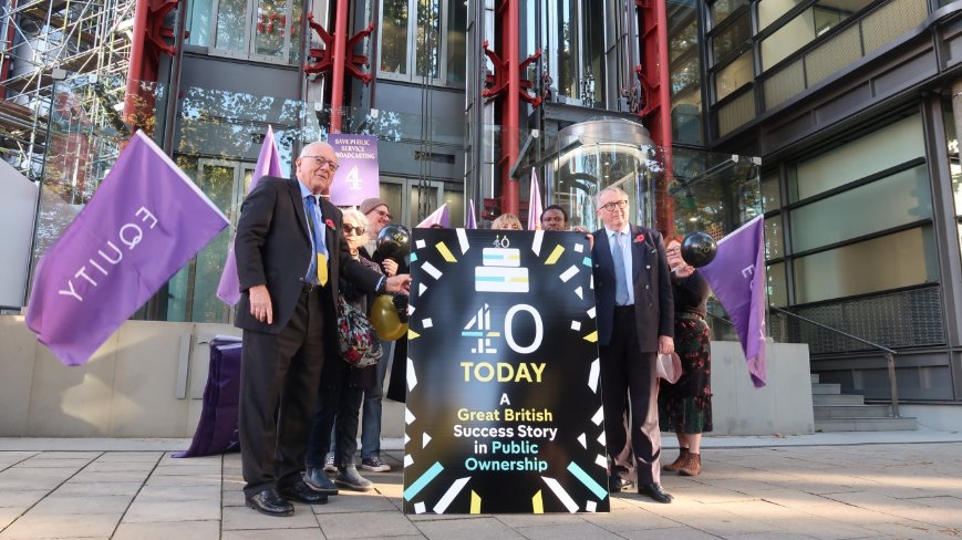 🎉HAPPY BIRTHDAY Channel 4!🎉

This morning we presented C4 with a GIANT birthday card celebrating 40 years of public ownership with 
<a href="/Jamie4North/">Jamie Stone MP</a>, <a href="/PBottomleyMP/">Sir Peter Bottomley</a>, <a href="/paulwfleming/">Paul W Fleming</a>, actors, cultural workers, and supporters.🥳

Let's keep it a success story - bin privatisation plans!