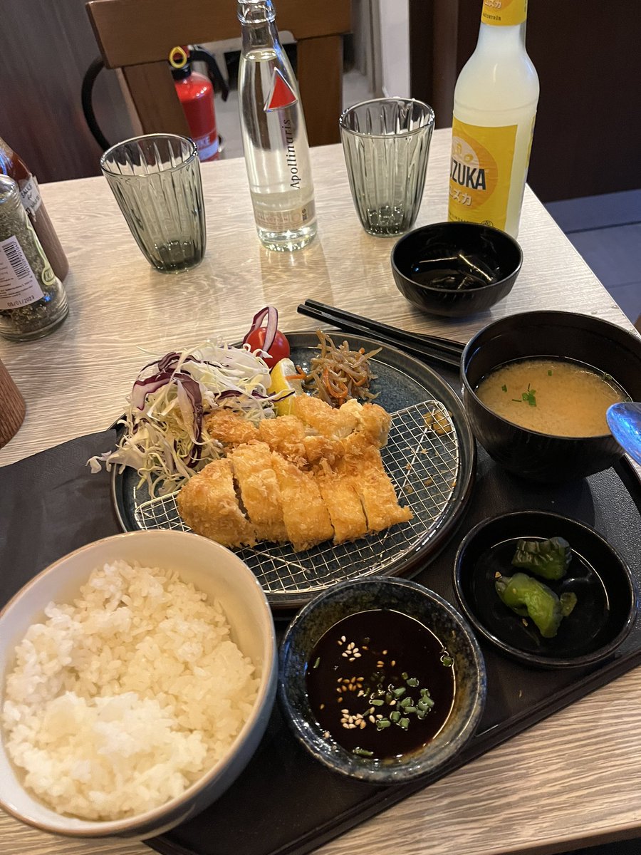 Can someone pls explain what that is and how to eat that? 🥴