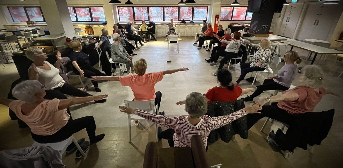 With so many people attending #ChairBasedYoga, it definitely called for a wide angle shot 📸

Huge thank you to @MrsEmmaDalton - you always help us find calm in the chaos 🧘‍♂️

#LFCFamily #YNWA