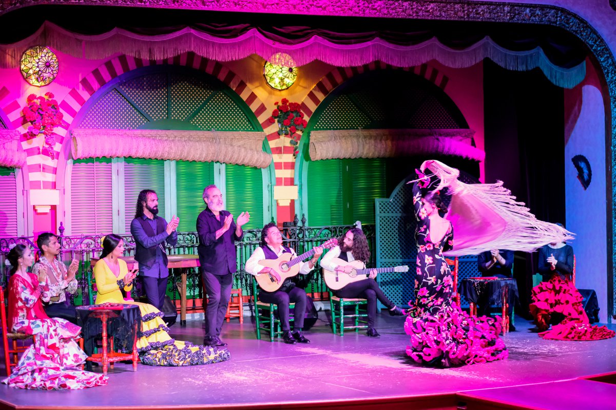 El #flamenco es una muestra de los sentimientos más puros... 😍. 
El mejor arte de #Sevilla, solo en El Palacio Andaluz ➡️elflamencoensevilla.com