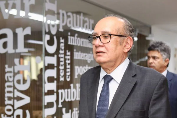 BlogdoNoblat's tweet photo. “Lidar com determinadas pessoas é que nem jogar xadrez com pombo. O pombo vai voar, derrubar as peças, defecar no tabuleiro, só quer saber de confusão.” (Gilmar Mendes, ministro do Supremo Tribunal Federal) https://t.co/9MEaqhvbii