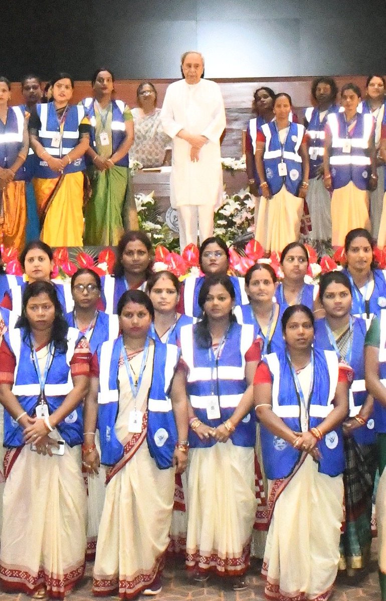 CMO_Odisha's tweet photo. ଦେଶର ଏକମାତ୍ର ରାଜ୍ୟ ଭାବେ ଓଡ଼ିଶାରେ ୧୧୪ଟି ସହରରୁ ୮୫ଟିରେ ୧୦୦% ପାଇପ ଜଳଯୋଗାଣର ବ୍ୟବସ୍ଥା କରାଯାଇପାରିଛି। ୮.୪୦ ଲକ୍ଷ ଉପଭୋକ୍ତା ଏହାଦ୍��ାରା ଉପକୃତ ହେଉଛନ୍ତି। ଜଳସାଥୀମାନେ ମିଟର ରିଡିଂ, ଜଳକର ଆଦାୟ ଓ ବେନିୟମ ପାଇପ ସଂଯୋଗ ଦୂର କରିବାରେ ଉଲ୍ଲେଖନୀୟ କାର୍ଯ୍ୟ କରି ରୋଜଗାରକ୍ଷମ ସହ ସଶକ୍ତ ହୋଇପାରୁଛନ୍ତି। #Jalasathi https://t.co/XpJWtEyadx