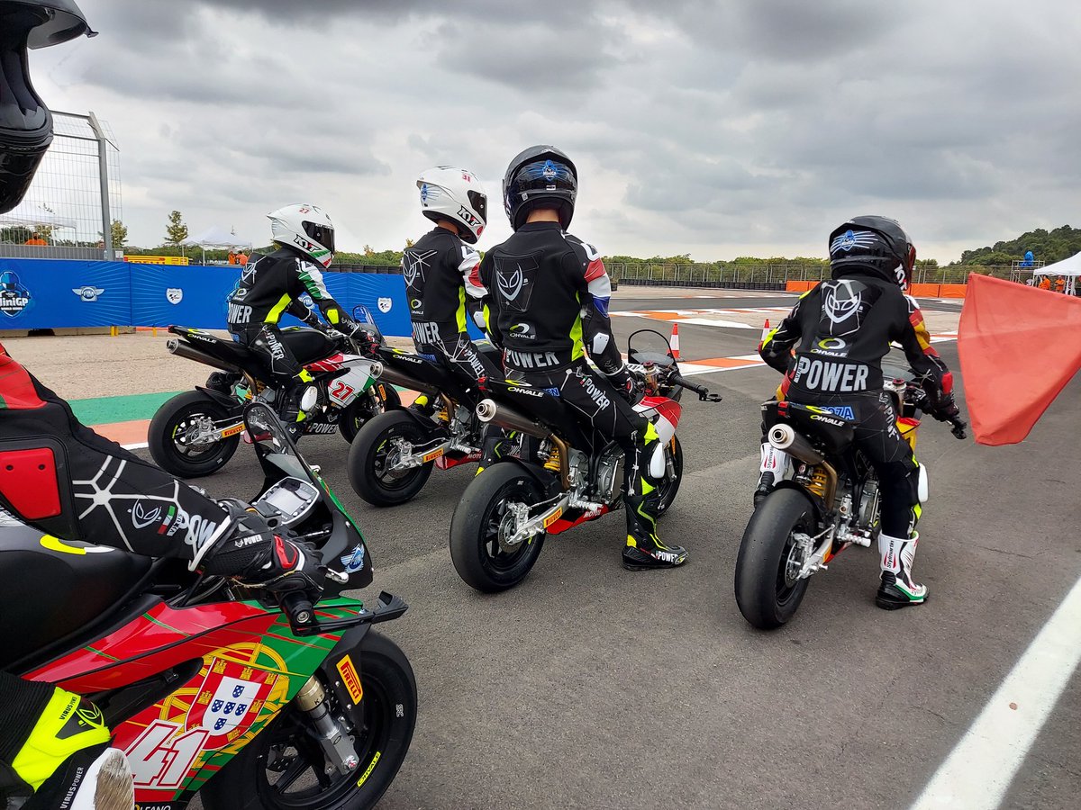 MiniGP_JP's tweet photo. FP3開始です!
少し曇りが出て来てライダー的には走りやすいのではないでしょうか?
15分間です。
#世界へ走れ #fim #minipp #RoadToMotoGP https://t.co/YFTkjpwkf1