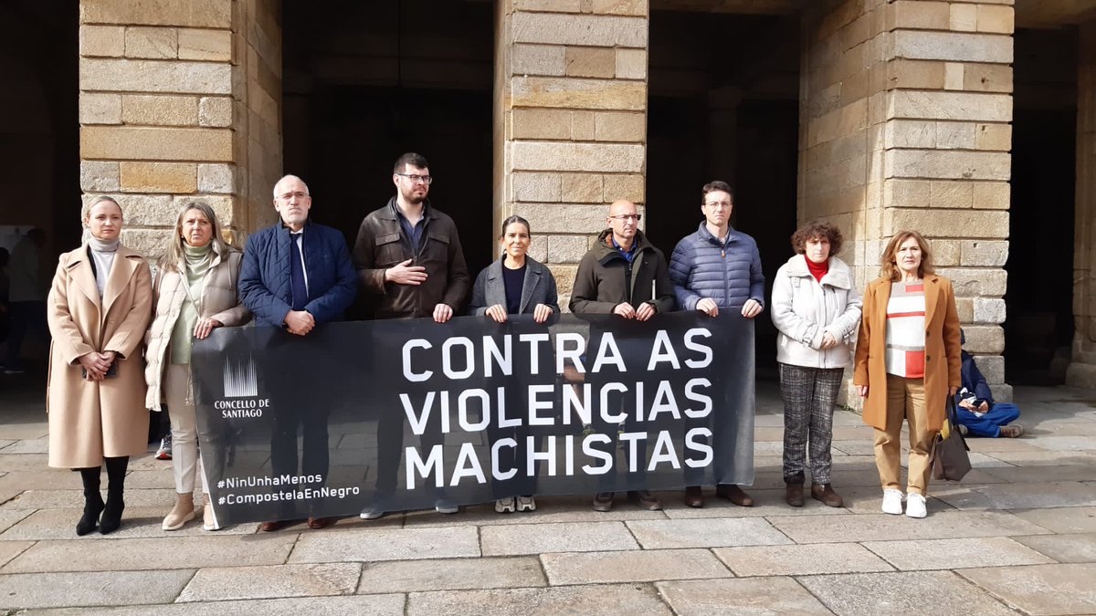 🖤 Minuto de silencio dos membros da corporación polo feminicidio en Valencia de Alcántara (Cáceres) na Praza do Obradoiro