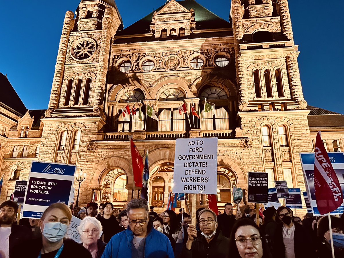 Last night I joined workers at the @OFLabour rally against #Bill28 This is a flagrant abuse of power & an attack on the rights of every worker in this province. We stand in solidarity with CUPE education workers. Great speeches by @jamiewestndp & @Peter_Tabuns #onpoli