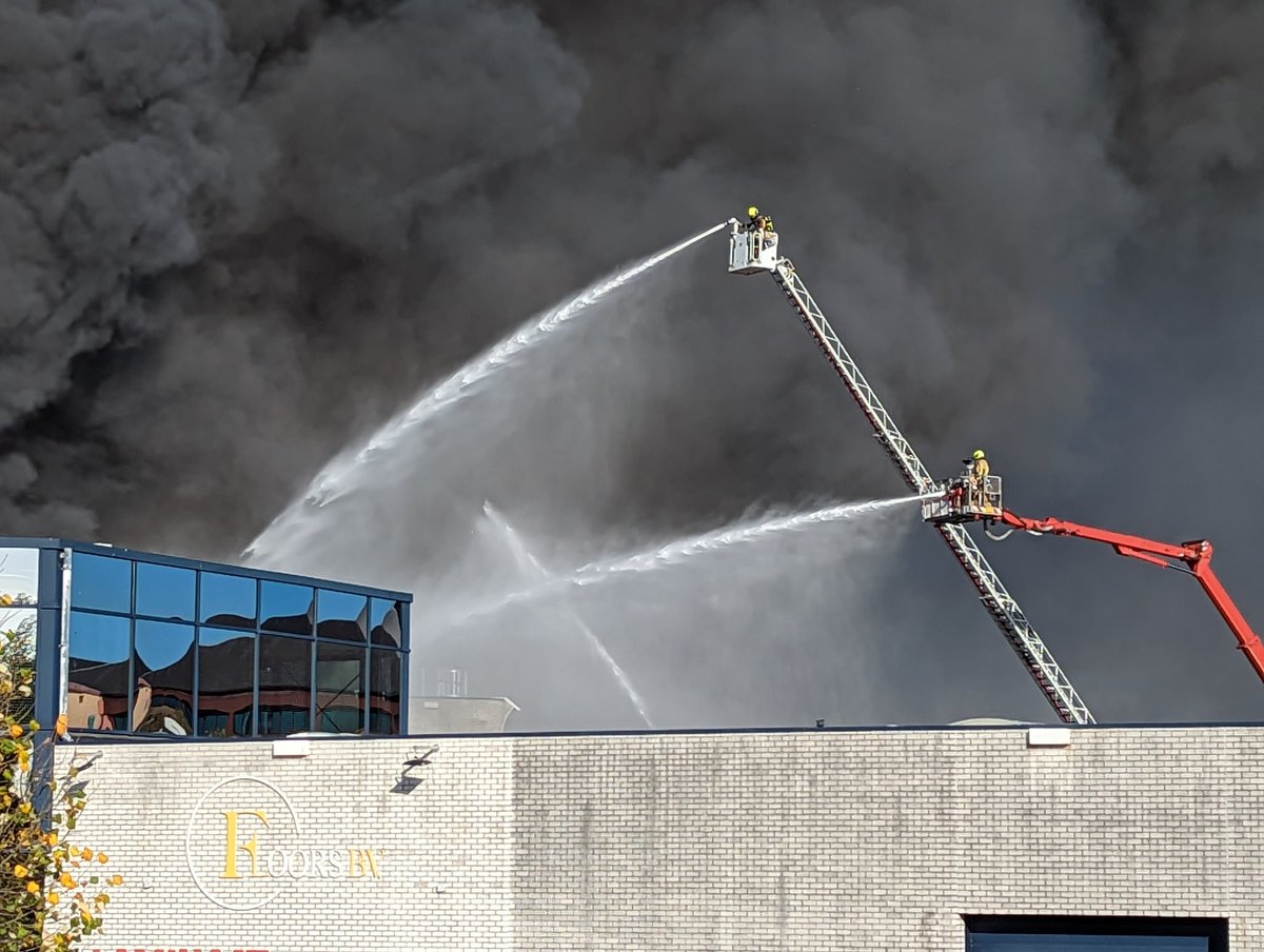 markkool8's tweet photo. Brandweer met groot materieel om brand op Forepark in Den Haag te blussen. #Forepark #brand https://t.co/lMKmgH1sOF