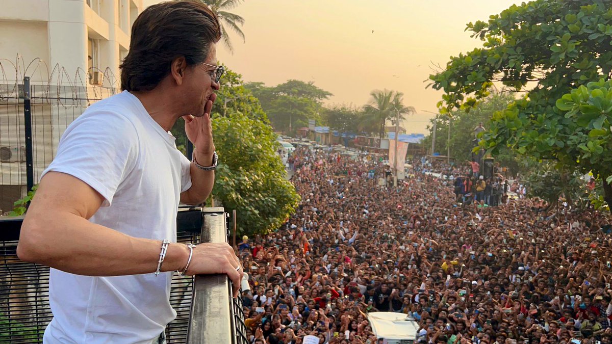 iamsrkclub's tweet photo. Happy Birthday @iamsrk.  #SRKDay! #ShahRukhKhan https://t.co/qTJDLEo9rM