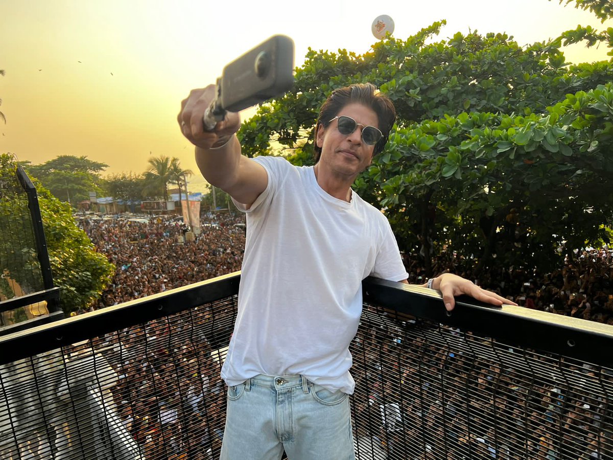 iamsrkclub's tweet photo. Happy Birthday @iamsrk.  #SRKDay! #ShahRukhKhan https://t.co/qTJDLEo9rM