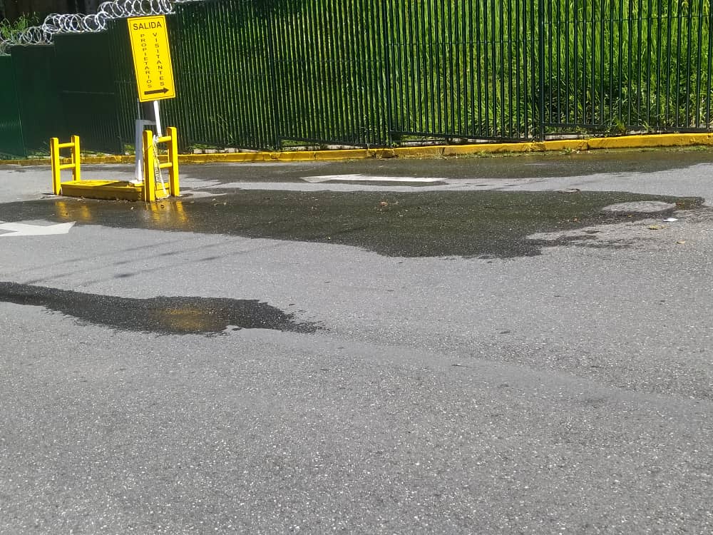 infomacaracuay's tweet photo. Srs  @HidroCapital2 vecinos zona K, Av Manaure, reportan bite de agua importante en el parque Manaure que afecta al sector popular Las Brisas de Petare, el agua está socavando el asfalto @RMarcoTorres @MinAguasVen @imasucre @lAlcaldiasucre @JoseVRangelA https://t.co/TjhKy4EoFQ