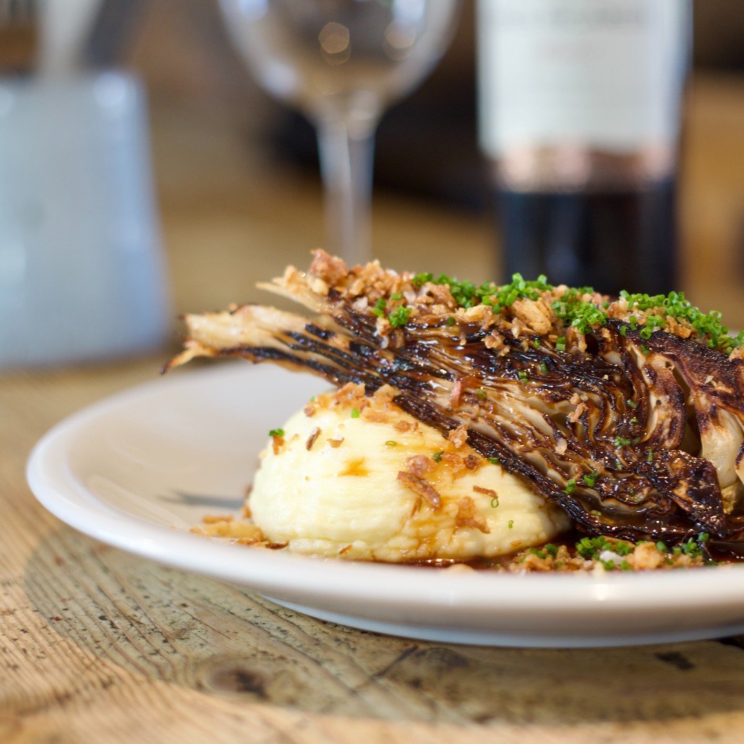 ThePacketInn's tweet photo. In need of a warm hug this hump day? This is one of our new mains - Smoked Lamb Shoulder with Mash, BBQ Hispi and Babaganoush. It may be one of the most comforting dishes we’ve ever created…
#foodhug #humpday #seasonalfood #comfortfood https://t.co/qTAXXhS0vV