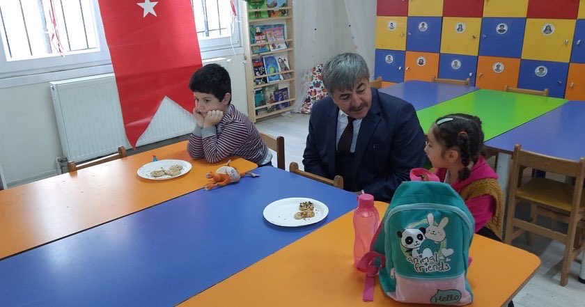 İlçe Milli Eğitim Müdürümüz Sayın Hasip TURHAN  Şeyh Şamil İlkokulu’nu ziyaret ederek öğrenci ve öğretmenlerimizle bir araya geldi.Üstün Başarı Belgesi  alan öğretmen ve idarecilerinize belgelerini takdim ettiler.
<a href="/istanbulilmem/">İstanbul İl Millî Eğitim Müdürlüğü</a> 
<a href="/HasipTurhan/">Hasip Turhan</a> 
<a href="/IlkSeyh/">Şeyh Şamil İlkokulu</a>