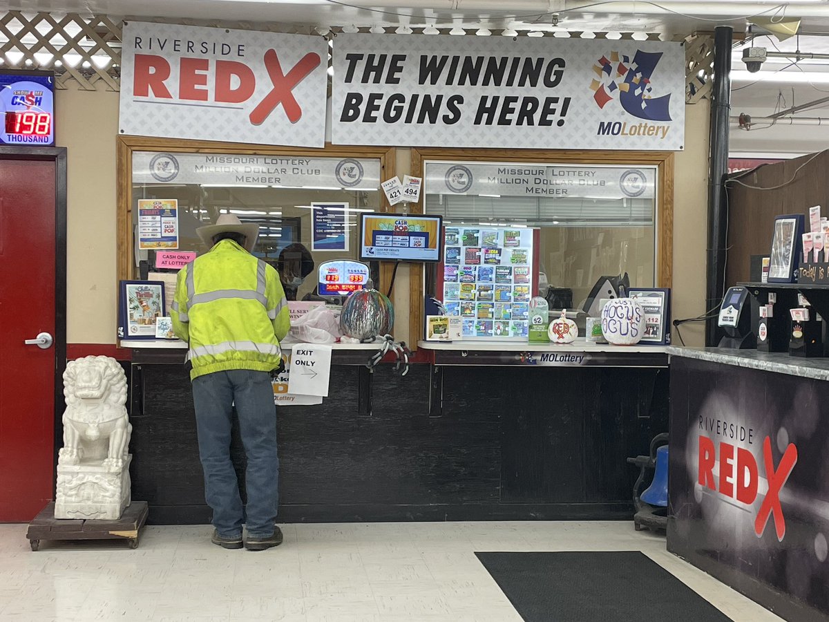 We have our first #Powerball purchase of the morning at the Red X in Riverside, Mo (it opens at 7). This store has a reputation for lottery winners because it annually sells the most or second most lottery tickets in Mo. 

This man said “early bird gets the worm!” https://t.co/hFbp4wHFUZ