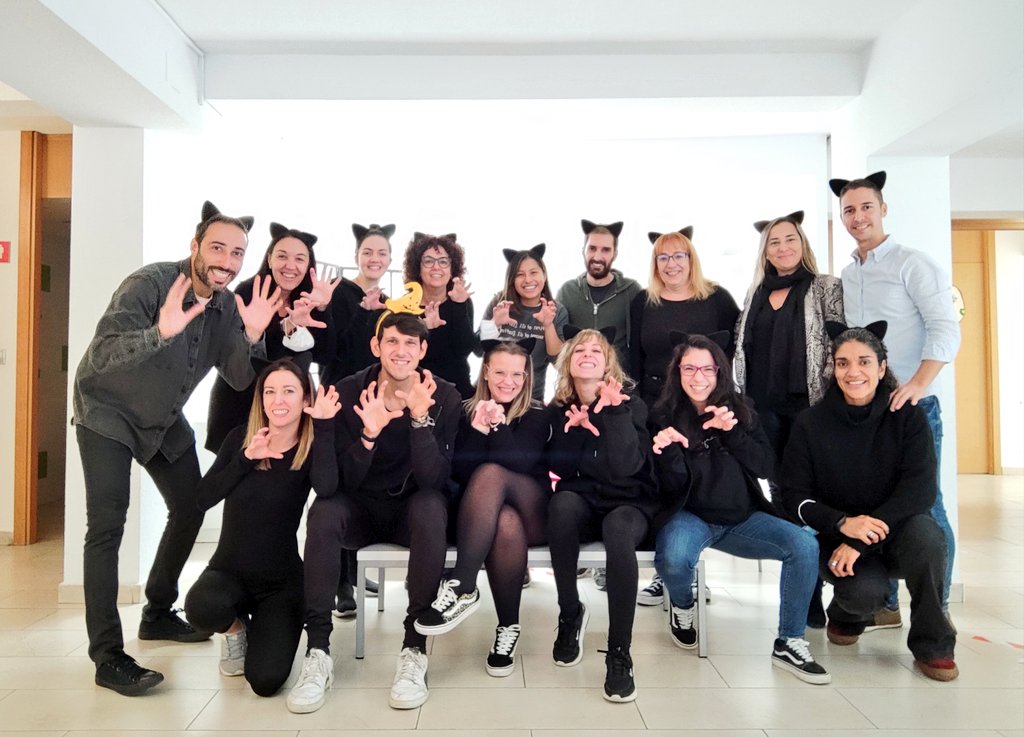 EsferaFundacion's tweet photo. El equipo de profesionales de #AtencionTemprana siempre está pensando en iniciativas para mejorar cada tratamiento y motivar a los pequeños que acuden al centro

Han aprovechado #Halloween para decorar las aulas y caracterizarse con un toque de humor

 #equipoEsfera #granequipo https://t.co/LrekONi9TN