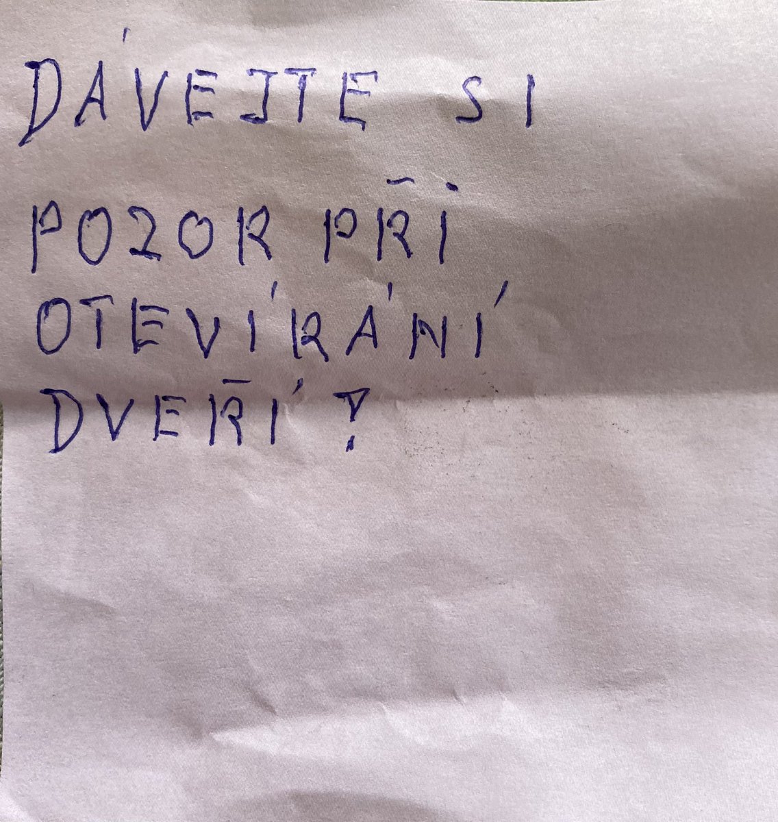 ukecanakecalka's tweet photo. Fakt nemám ráda takovýhle vtípečky za stěračem jen proto, že mám pražskou poznávačku. V časovém presu, který dnes absolvuji a potřebuji rychle přejíždět, je otvírání dveří a sedání do auta na další díl Případů 1. oddělení. To fakt nepotřebujete… https://t.co/FlI3umXFnF