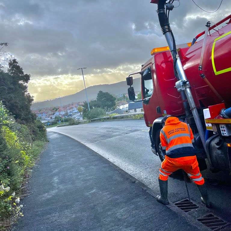 HefinThomasLtd's tweet photo. Our dedicated team work in all weather conditions making sure the roads around North Wales stay safe. If you see our red combi out and about give us a beep! https://t.co/Ix04F81ZBd #CombiUnit #NorthWales #RoadGully #StormDrain https://t.co/59tNxqtOnH