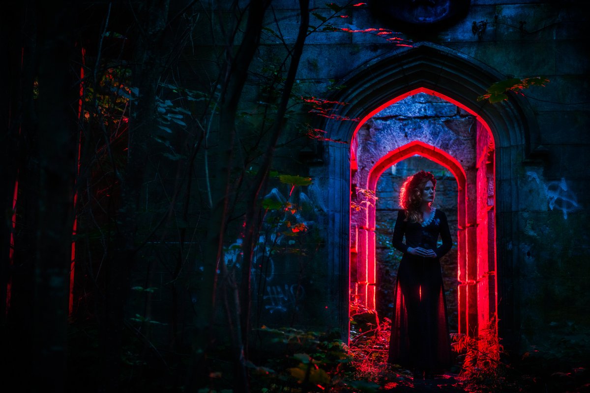 MacqueenPhoto's tweet image. Twilight at the doors of destiny.  Clothing:  @ginminvin .  Model, styling:  Francesca Flynn.  #fashionphotography #fashion
