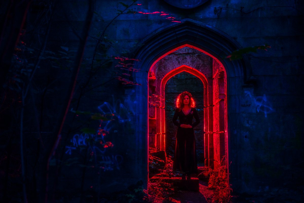 MacqueenPhoto's tweet image. Twilight at the doors of destiny.  Clothing:  @ginminvin .  Model, styling:  Francesca Flynn.  #fashionphotography #fashion