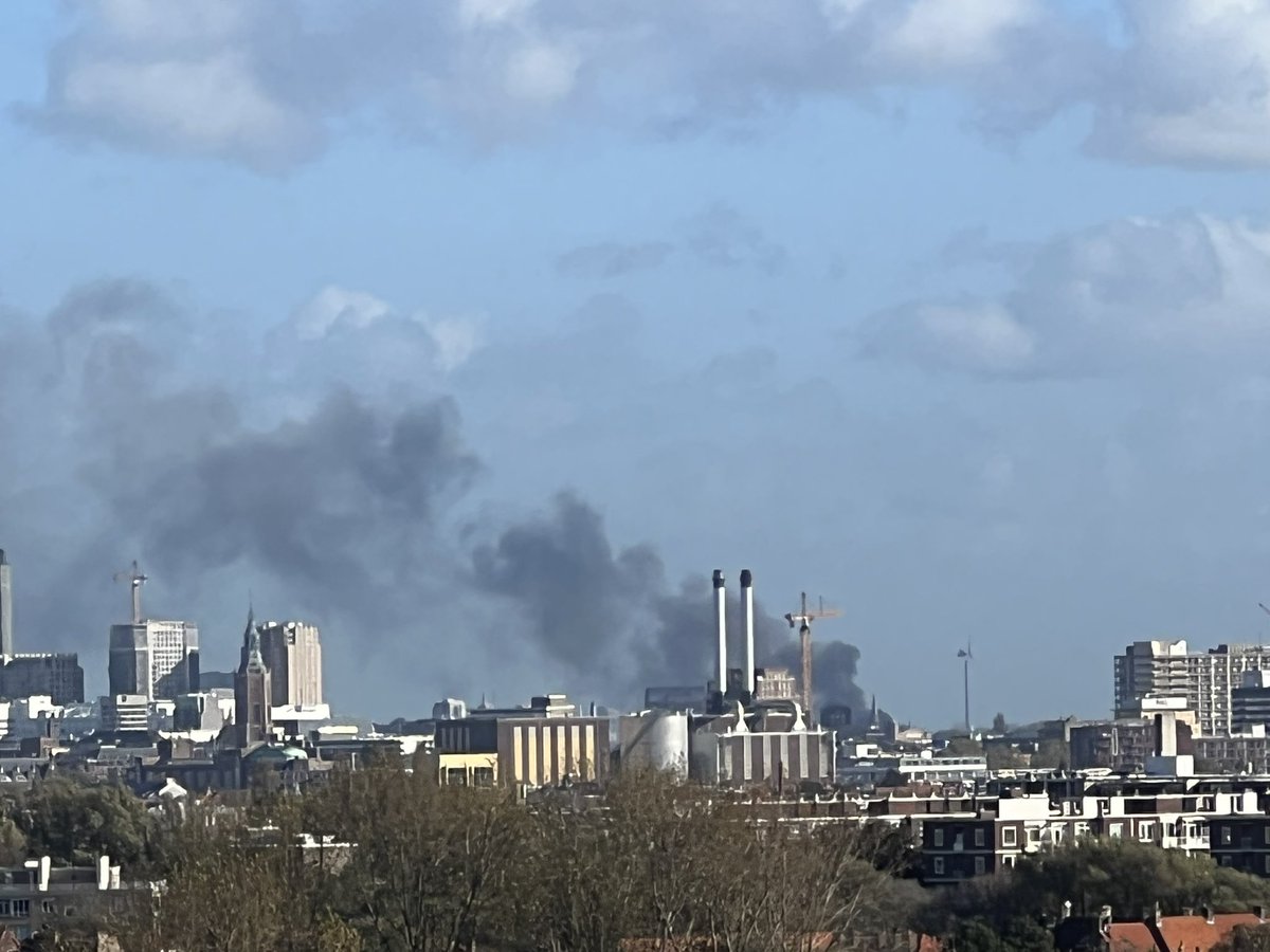 WurfTwain's tweet photo. Grote fik in het Forepark in Den Haag. Goed te zien vanaf trektelpost ‘de Vulkaan’ bij Kijkduin. #denhaag #forepark #brand @regio15 https://t.co/UjmymKLxh7