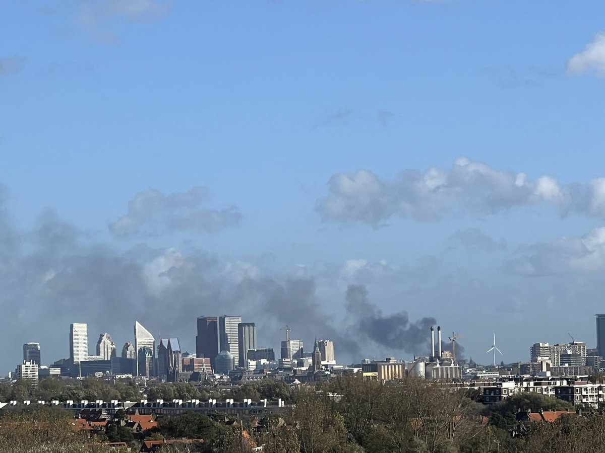 WurfTwain's tweet photo. Grote fik in het Forepark in Den Haag. Goed te zien vanaf trektelpost ‘de Vulkaan’ bij Kijkduin. #denhaag #forepark #brand @regio15 https://t.co/UjmymKLxh7