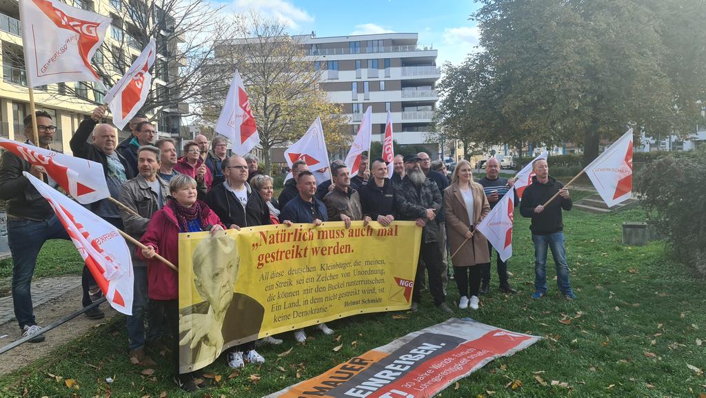 SchlimbachDGB's tweet photo. Heute sind die Streikenden von #Teigwaren #Riesa in #Dresden zu Gast. Gemeinsam mit den Kolleginnen und Kollegen aus der Ernährungswirtschaft #Sachsen wird die kommende Tarifrunde vorbereitet. #Streik ✊️👍💪 https://t.co/8RGkR0anmE