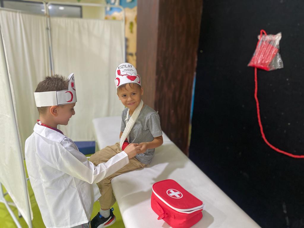 Zor günlerin en yakın dostu Kızılay’dır. 

Okul Öncesi Öğrencilerimiz “Türk Kızılay” ı hakkında sohbetlerini gerçekleştirdiler.

Kızılay Haftası kutlu olsun . ♥️
#UğurluOlmak