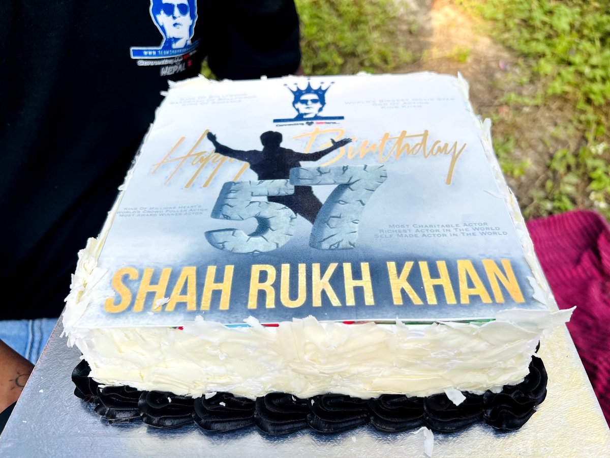 teamsrknepal's tweet photo. [Pic]: King Khan's Birthday Celebration in Nepal ❤️ 

Some people are born to be loved by the universe. We are just a part of that world wide love. 😍

@iamsrk @RedChilliesEnt @vfx_redchillies @gaurikhan @pooja_dadlani @teamsrkfc https://t.co/A1wskhzIlM