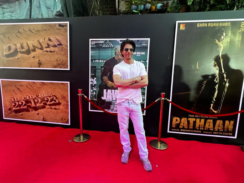 IamSRKClub (@iamsrkclub) on Twitter photo And heβs here! <a href="/iamsrk/">Shah Rukh Khan</a> all set to celebrate his birthday with his FANs! β₯οΈ #SRKDay And heβs here! <a href="/iamsrk/">Shah Rukh Khan</a> all set to celebrate his birthday with his FANs! β₯οΈ #SRKDay