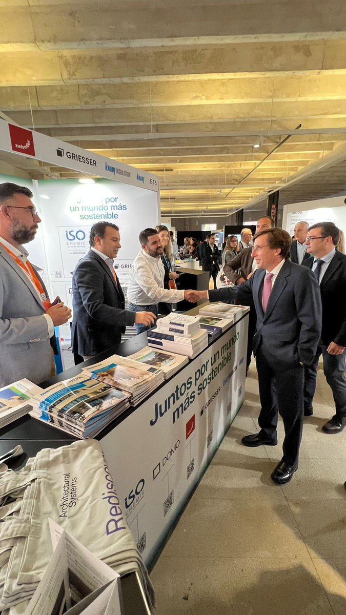 💡 Nuestro responsable técnico de #SATGriesserES, David López, ha tenido el placer de atender al alcalde de #Madrid, @AlmeidaPP, en la <a href="/SemanaC_MATCOAM/">Semana de la Construcción MATCOAM</a>. 

Un placer compartir #conocimientos con quien pueden influir para conseguir un #mundo más #sostenible.

<a href="/matcoam/">matcoam</a> <a href="/COAMadrid/">COAM</a>