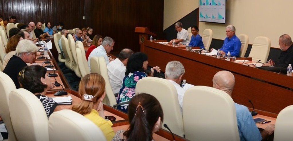 FinlayInstituto's tweet photo. Un hito de la medicina y comunidad científica cubanas en el control de la #COVID19
El Presidente @DiazCanelB ponderó los estudios sobre eficacia de las vacunas cubanas #Soberana y #Abdala presentados durante un nuevo encuentro de expertos y científicos de la salud.
#CubaPorLaVida https://t.co/5F8fIL15OL