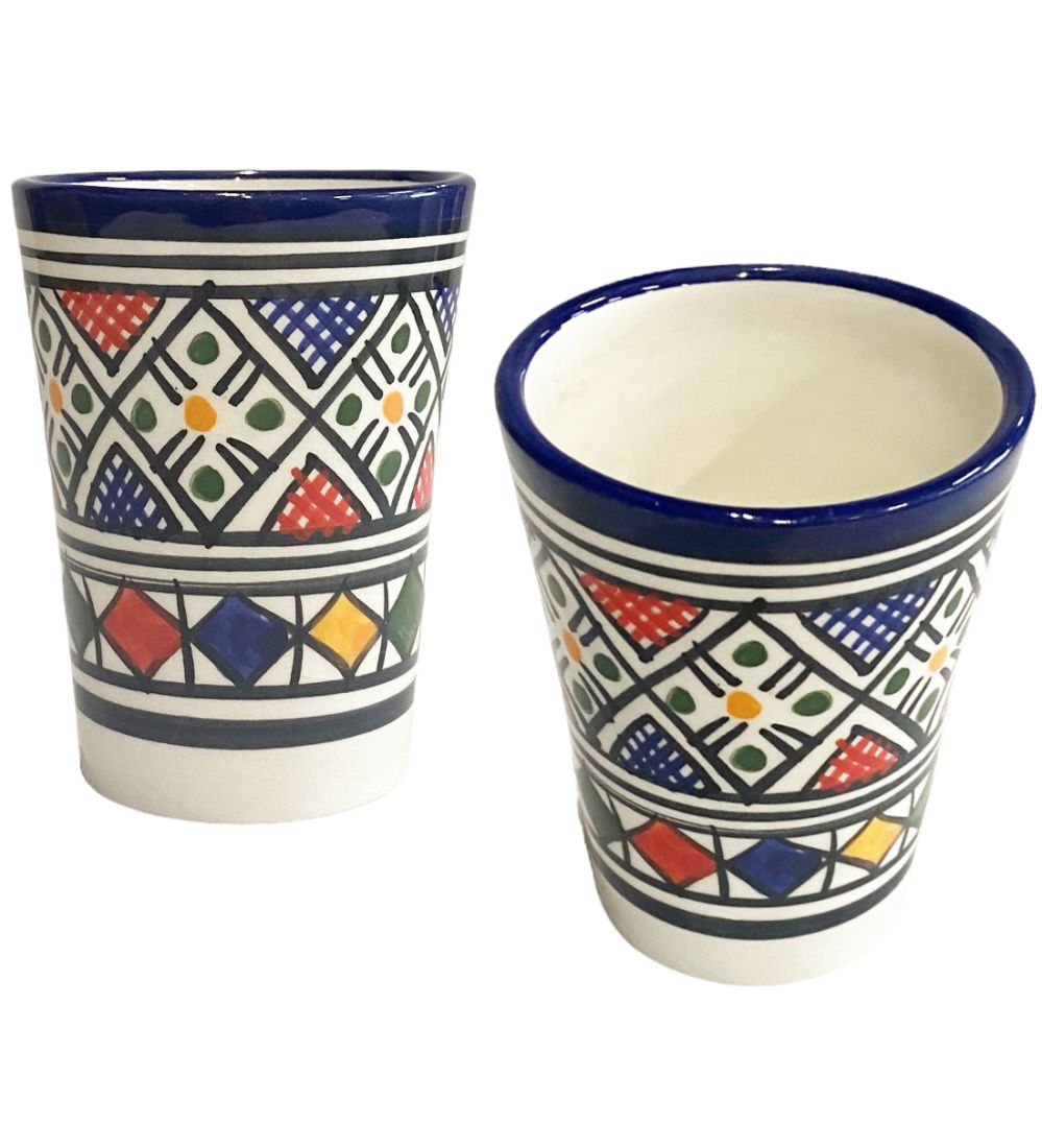Prachtige handgemaakte Marokkaanse bekers in verschillende kleuren en patronen. Deze zijn vervaardigd uit keramiek en hebben zo ieder hun eigen charme doordat deze handbeschilderd zijn. 
marocstore.nl/shop/set-van-4…
marocstore.nl/shop/catalogse…