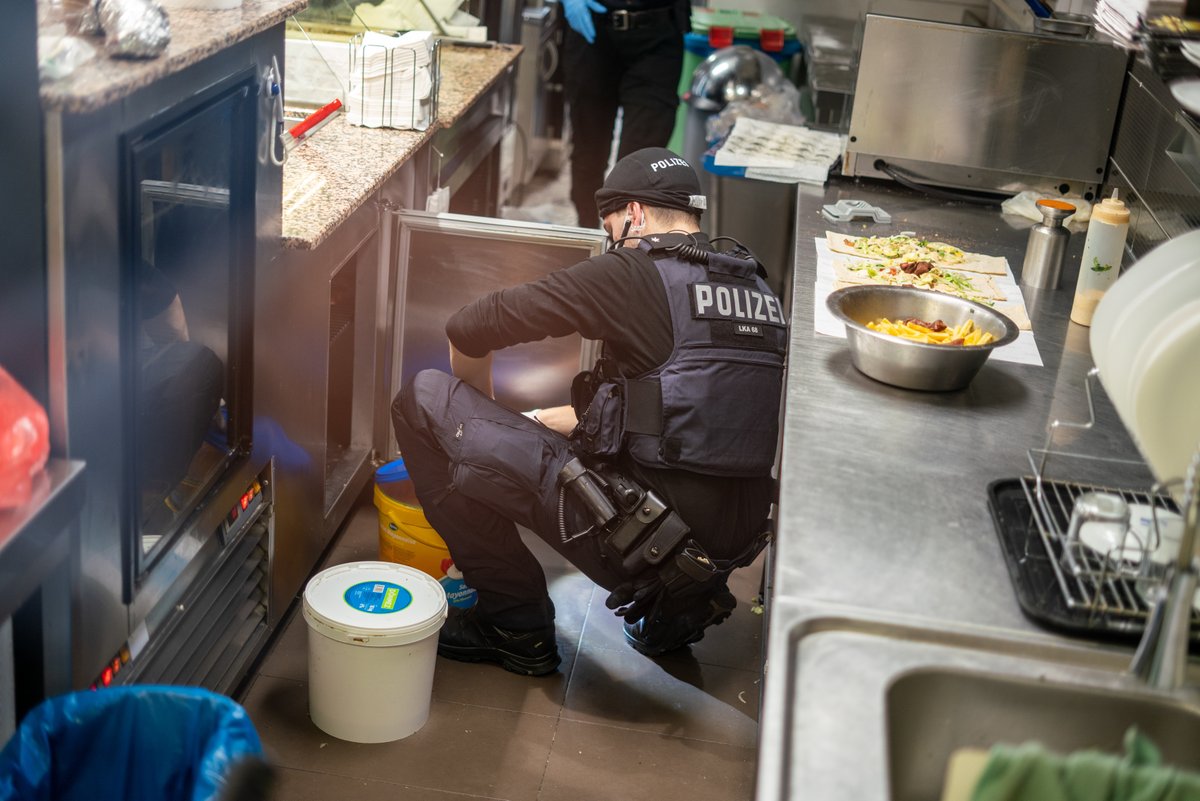 #Drogen #Razzia in #Lokal am #Hansaplatz – mehr als 70.000 Euro sichergestellt - Auch #Gesundheitsamt war dabei - massive #Hygieneverstöße sichergestellt

FOTOS: BlaulichtNews