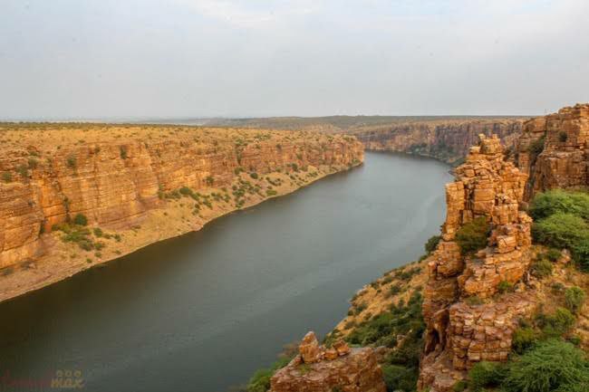 gjsontake's tweet photo. GANDIKOTA is popularly known as the Grand Canyon of India!  Gandikota is situated on the Pennar River in Andhra Pradesh and is known as the Grand Canyon of India. https://t.co/GoAgLdHWku