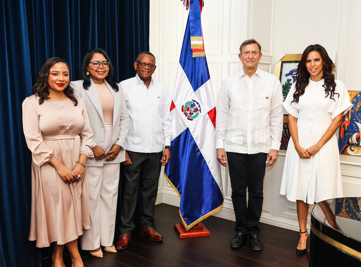 Cancillería de República Dominicana (@mirexrd) on Twitter photo El ministro Álvarez estuvo acompañado por la directora Jurídica del MIREXRD, Mariel Vílchez; mientras que el director de @DGMRD estuvo acompañado por la subdirectora de Migración, Ely Encarnación (<a href="/elyencarnacion/">Ely Encarnación</a>) y la encargada de la oficina de refugiados, Lucy Santana. El ministro Álvarez estuvo acompañado por la directora Jurídica del MIREXRD, Mariel Vílchez; mientras que el director de @DGMRD estuvo acompañado por la subdirectora de Migración, Ely Encarnación (<a href="/elyencarnacion/">Ely Encarnación</a>) y la encargada de la oficina de refugiados, Lucy Santana.
