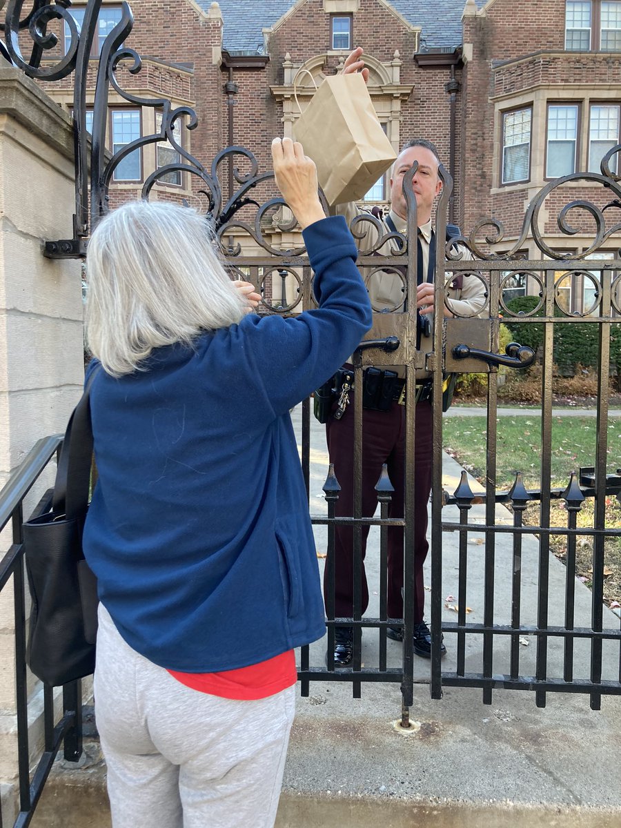 The First Lady of the State of Minnesota, Gwen Walz, requested a Moms Demand Action shirt, so St Paul local group paid a visit to the Governor’s Residence today. Moms are truly everywhere. @GwenWalz @MomsDemand @MsMollyLeutz