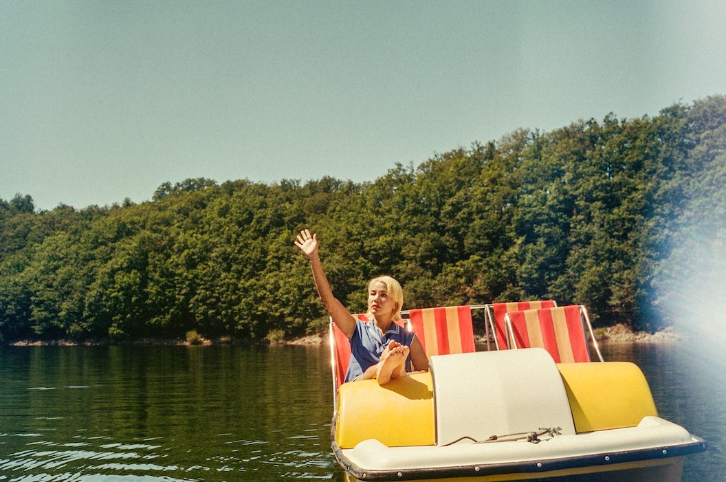 Et au stylisme Alexandra Balzam Vintage et Clotilde Veillon. Merci au bar Chez Francis pour les décors, Roc’Aubrac pour le domptage de chevaux, à Jany Giamarchi, pour l'accueil dans sa drôle de maison, à Jean-Michel Verdu pour avoir poussé les pédalos pendant que nous filmions.