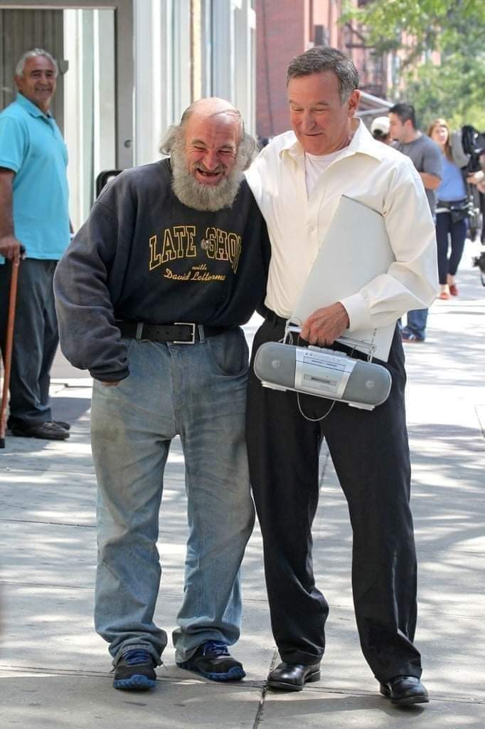 Neo_Jane8's tweet photo. Robin Williams for each movie he filmed, he asked the production company to hire at least 10 homeless people to have work, throughout his career he helped around 1500 homeless people... https://t.co/RM91mUhjcc