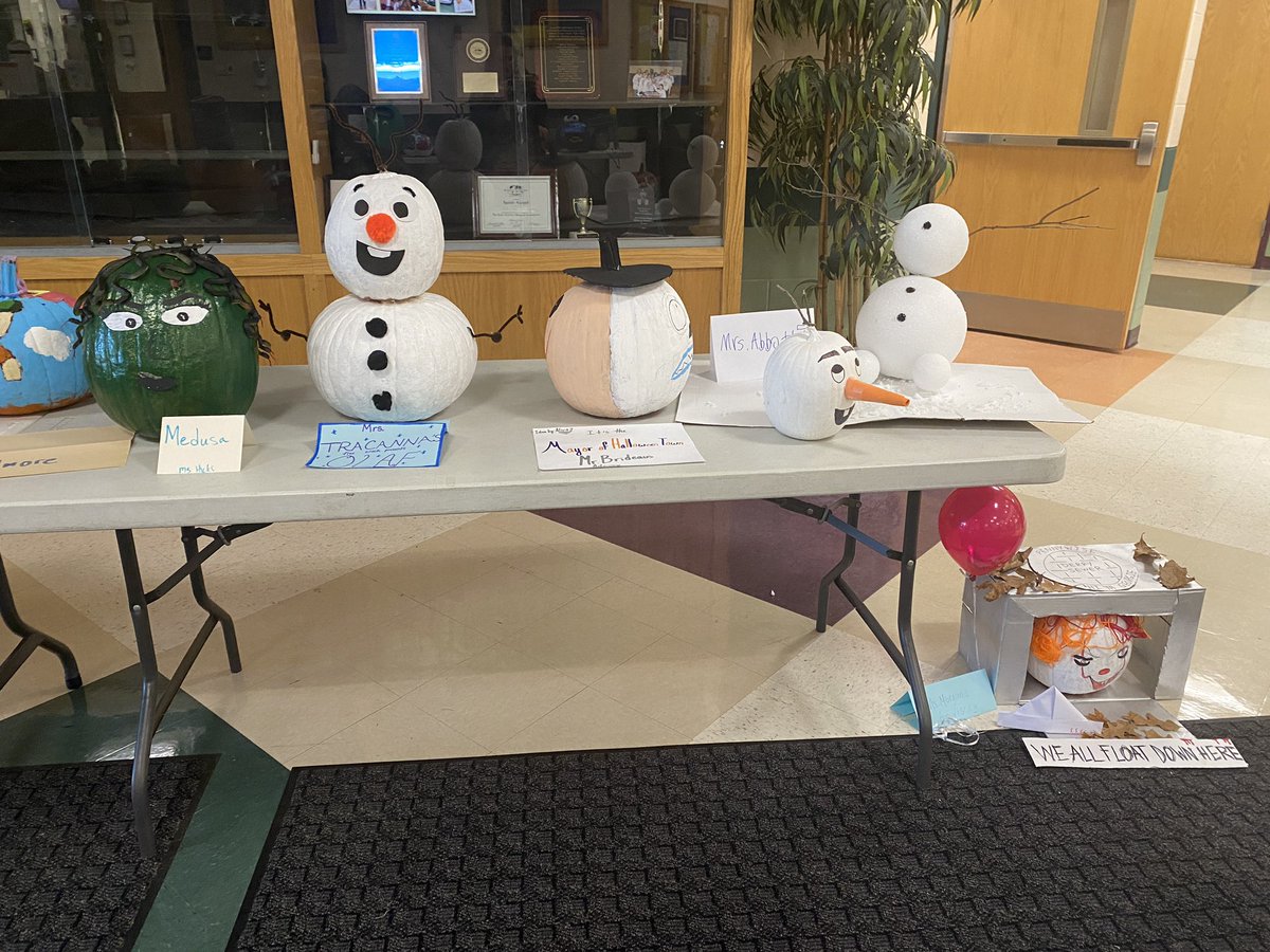 MsManheimerLMS's tweet photo. Our annual advisory pumpkin decorating contest ended today. They all came out amazing! 🎃 Congratulations to Ms Oliver’s advisory and Ms Morgan’s advisory for winning! @LMS8thhistory https://t.co/Hi0iXnpcH7