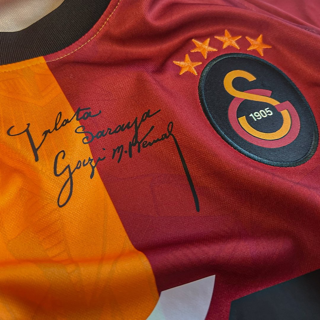 'Gururu göğsümüzde, gücü arkamızda!” 🇹🇷 Cumhuriyetin 100’ü, tüm formalarıyla maça hazır! 🛒 bit.ly/3DV7heD 🇹🇷 #Cumhuriyetin100üGalatasaray