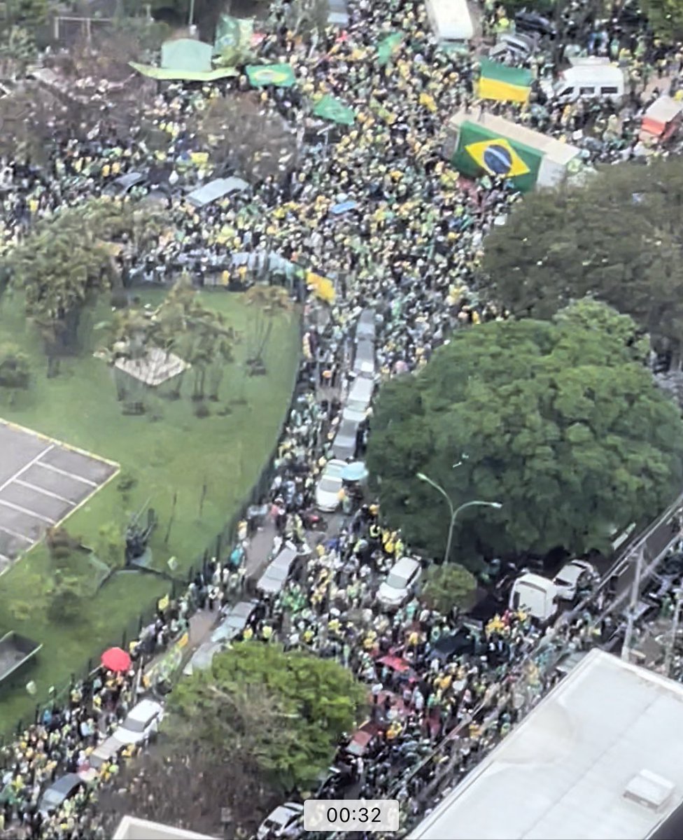 MarceloCarvFr's tweet photo. Tenho recebido vídeos de manifestações por todo o país. Impressionante o silêncio de @FOLHA e @Globo. Independente de esquerda ou direita a imprensa tem o dever de noticiar. Eles estão manipulando a opinião pública, sonegando fatos reais e não merecem ser chamados de imprensa. https://t.co/vXLikL3lhM