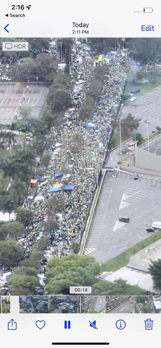 Tenho recebido vídeos de manifestações por todo o país. Impressionante o silêncio de @FOLHA e @Globo. Independente de esquerda ou direita a imprensa tem o dever de noticiar. Eles estão manipulando a opinião pública, sonegando fatos reais e não merecem ser chamados de imprensa.