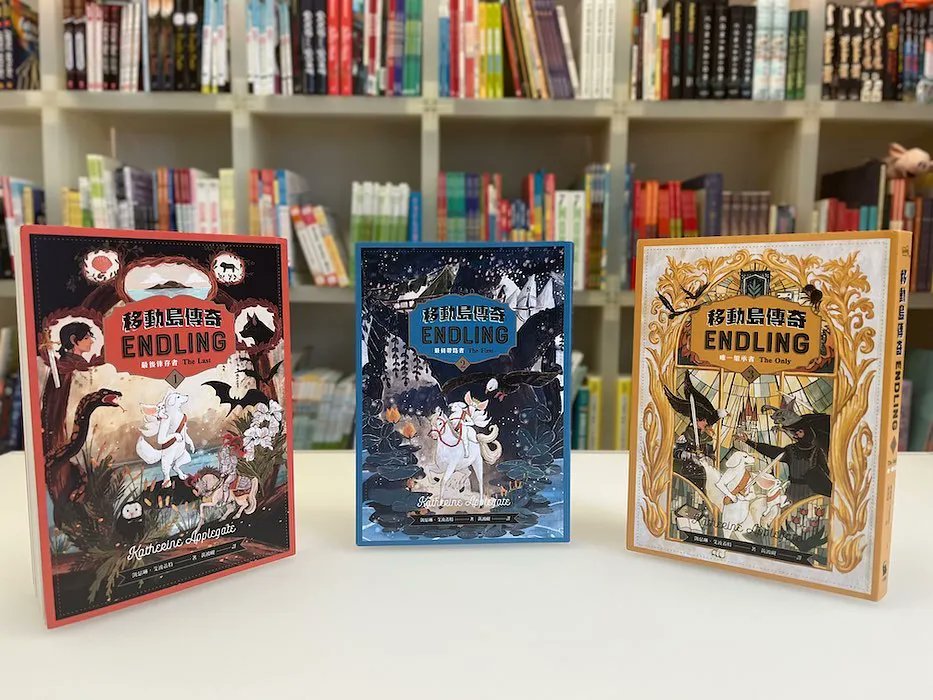 Absolutely in awe of these gorgeous Complex Chinese editions of the #EndlingBooks trilogy! So happy to see these stories finding readers around the world. ⚔️🐾 @HarperChildrens 

📷: @LovethePippins