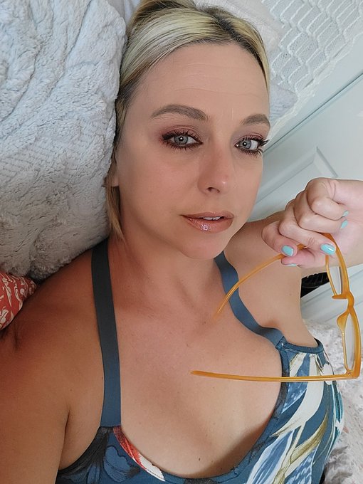 Ready to make the magic happen 🎩🪄 #Momcomesfirst.com https://t.co/dNZkskV0BD<a href="/tag/momcomesfirst"class="tags">#Momcomesfirst</a>