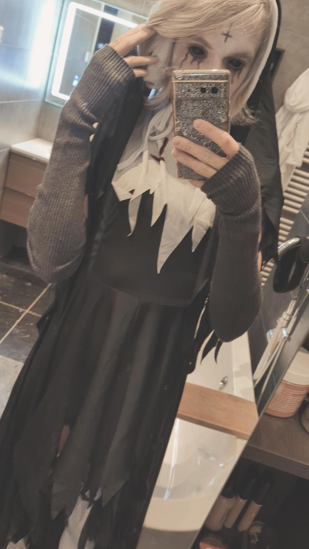 3 pic. Bit late but happy Halloweener ? https://t.co/KSHpCDpLLF