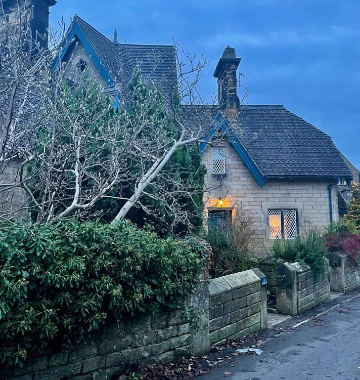 Twilight in Beeley. The fire is lit, dinner is about to be served and there's a glass of Malbec upon the table. Let's embrace autumn. loom.ly/JE60UhI #DevonshireArmsBeeley #PeakDistrict #Staycation #ExpectExtraordinary #GreatEnglishInns