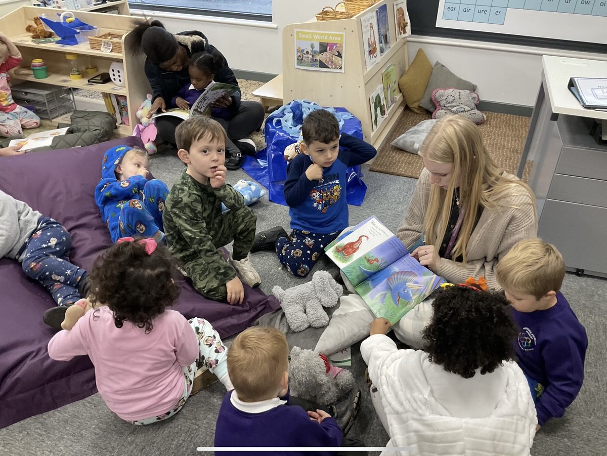 Today in early years we invited our Hackwood families into the class for ‘Dream reads’. The children came in their pyjamas and read our lovely books with their grown ups. Each week the children will take home a book to read and tick off on their dream reads list.📚 #dreamread