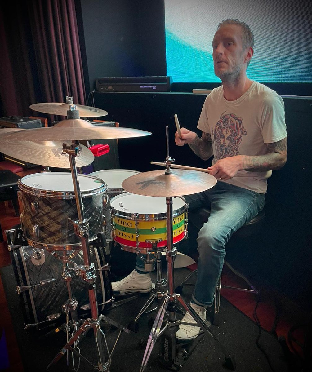 🗣️ Announcement//Cyhoeddiad
.
Give a warm welcome to Dei - Newest member of the #TarianDrums family with his dream snare on tour with <a href="/dafyddiwan/">Dafydd Iwan</a> for the world Cup!
//
Croeso cynnes i Dei - aelod newydd teulu Tarian gyda'i drwm perffaith! Croeso Dei!

#ymaohyd #yagym #faw #cymru