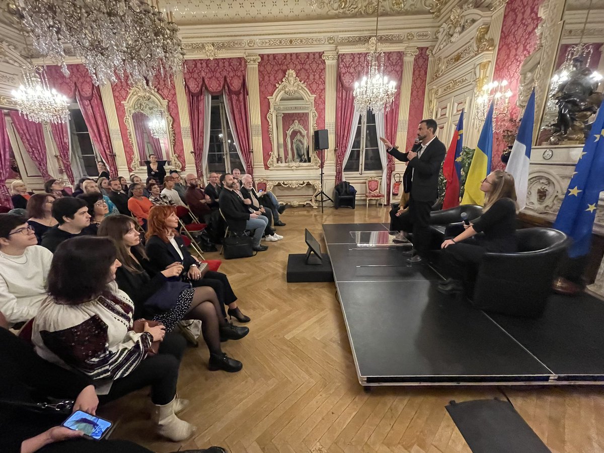 Le maire de #Lyon devant les représentants des asso. ukrainiennes pour évoquer la visite de la délégation du réseau #Eurocities en #Ukraine le 19 août 2022. 8 maires venus affirmer le soutien des 200 villes membres « Il était important d’avoir une position politique très claire »