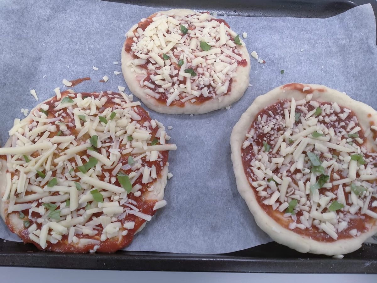 EssaHealth's tweet image. 🧑‍🍳Our mini chefs have been at it again🧑‍🍳
Some of the fabulous scone based pizzas made in after school club using home grown basil 🍕🪴
@EssaAcademy 
@EFATrust 
#teamessa #healthfaculty #allwillsucceed #allwillbehealthy 💚💛
