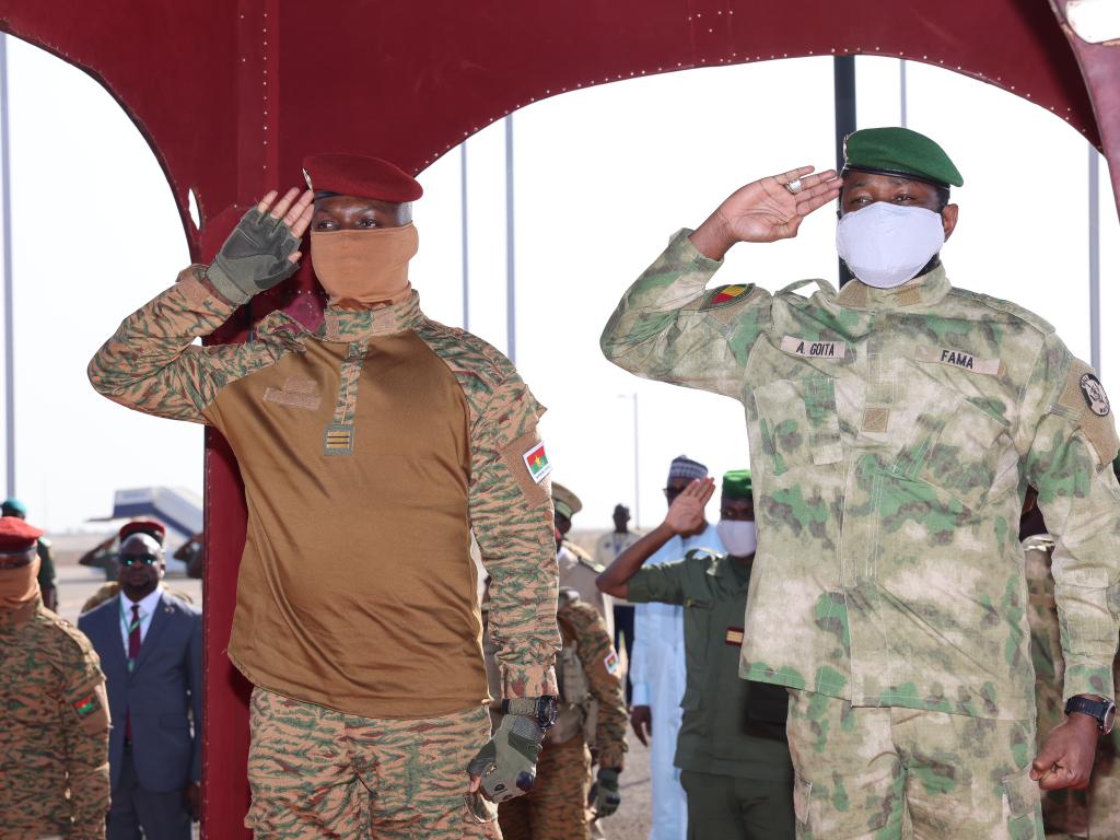 GoitaAssimi's tweet image. Dans l’optique d’améliorer la sécurité de nos populations respectives, le Capitaine Ibrahim TRAORE, Président de la Transition du Faso et moi avons eu cet après-midi, des échanges fructueux autour des défis majeurs qui impactent la paix et la stabilité de nos Etats.