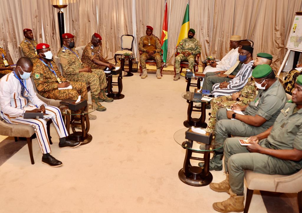 GoitaAssimi's tweet image. Dans l’optique d’améliorer la sécurité de nos populations respectives, le Capitaine Ibrahim TRAORE, Président de la Transition du Faso et moi avons eu cet après-midi, des échanges fructueux autour des défis majeurs qui impactent la paix et la stabilité de nos Etats.